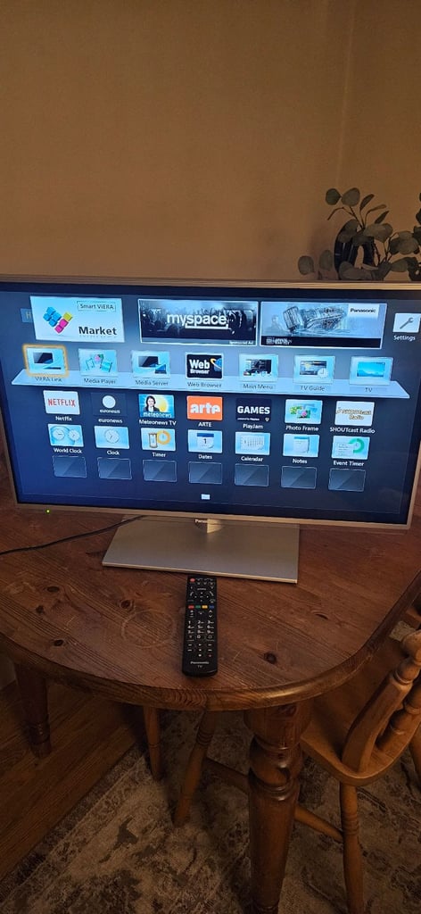 image for Panasonic TX-L32E6B TV 32" for Sale