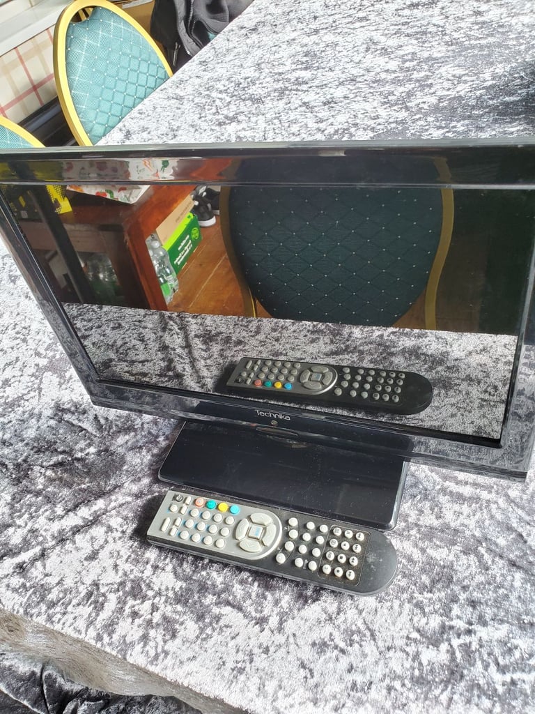 TECHNIKA 16 INCH 12 VOLT TV AND DVD COMBI. 
