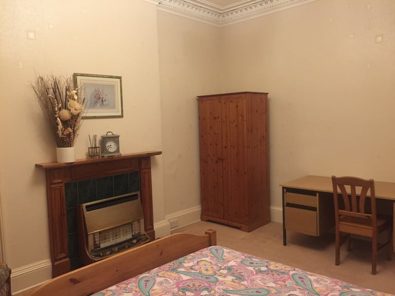  Spacious 3-Bed Flat in Dalry – Quiet Location, Excellent Transport Links