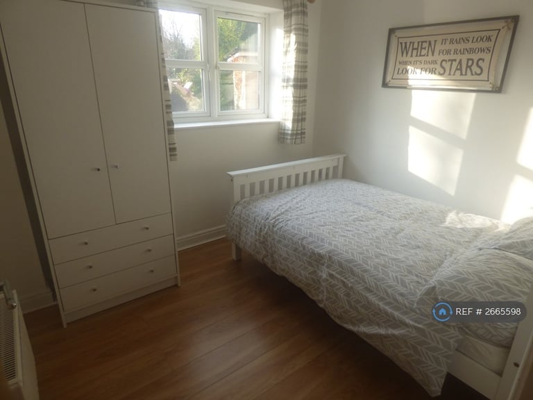 3 bedroom flat in Methuen Road, Bournemouth, BH8 (3 bed) (#2665598)