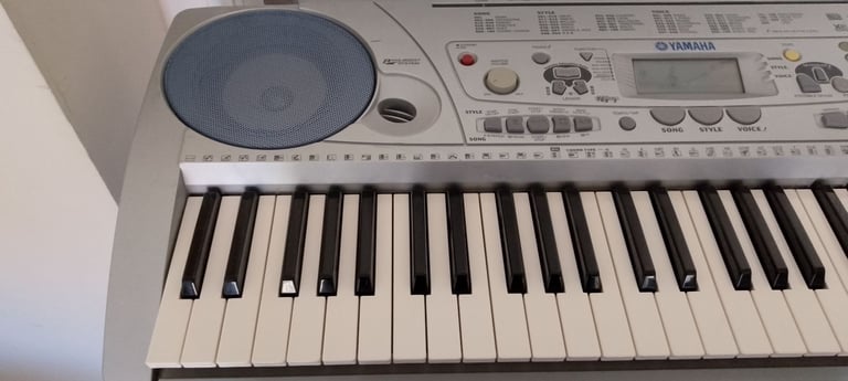 Yamaha electric keyboard PSR-275 with power adaptor