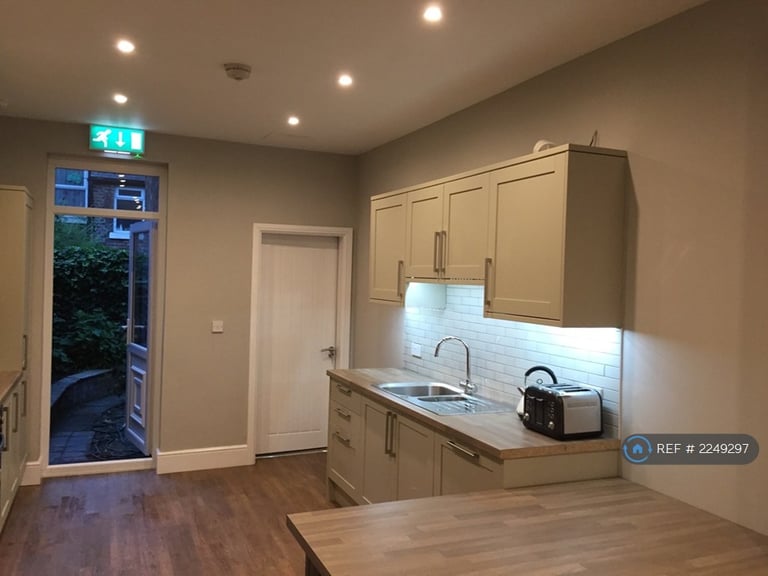 6 bedroom house in Gresford Avenue, Liverpool, L17 (6 bed) (#2249297)