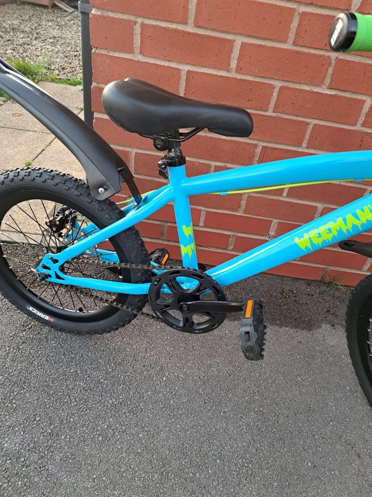 Boys Mountain bike brilliant condition ideal for birthday present or even put away for Christmas 