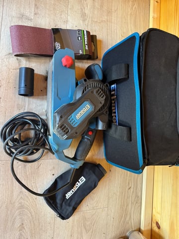 Erbauer 240v Corded Belt Sander With Sanding Pads Carry Case