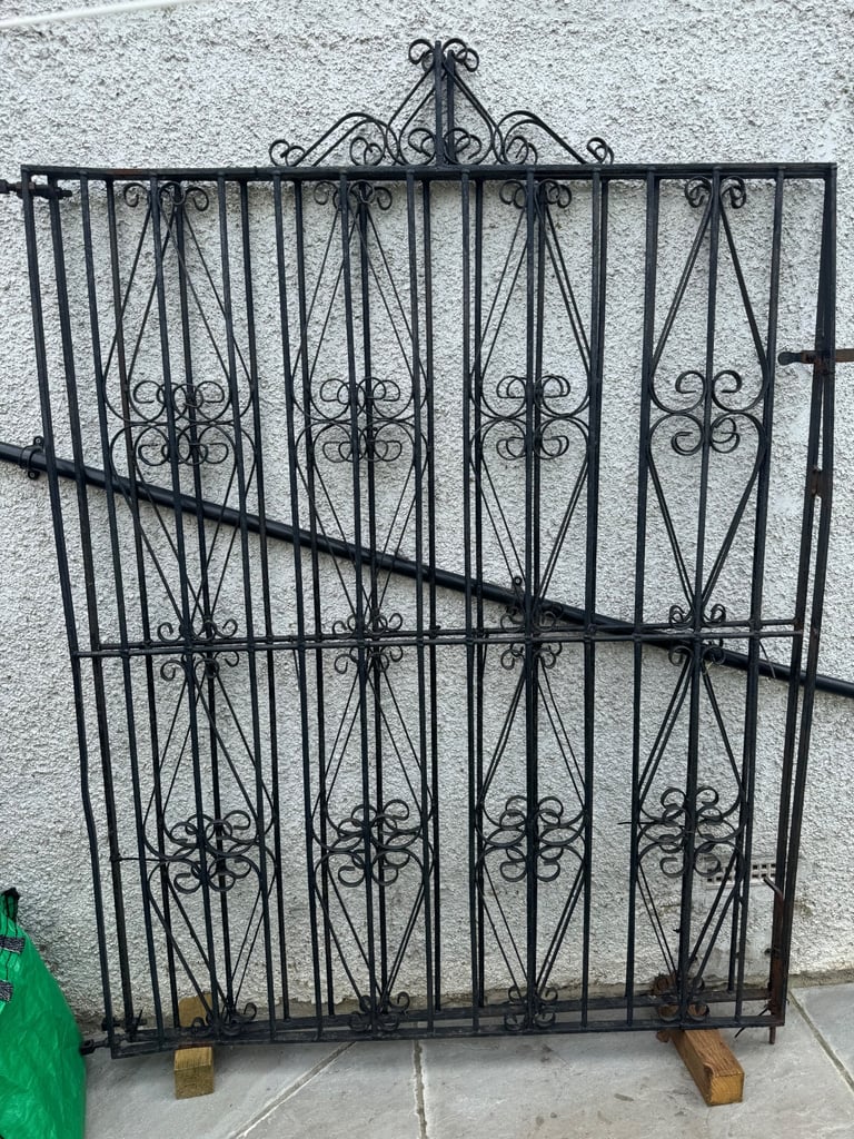 Double driveway iron gates 146cm x 180cm each gate with decorative design 