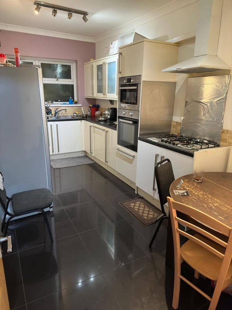 🌿 Lovely Double Room for Couple or 2 Girls – All Bills Included (£850) – E6 3LF 🌿  