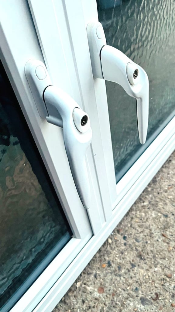 H 117 x W 123 cm - ex SHOWROOM ALUMINIUM DOUBLE GLAZED WINDOW BY ORIGIN - OBSCURE GLASS (REF: SK24)