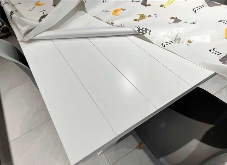 White extendable dining table. Seats up to 10-12