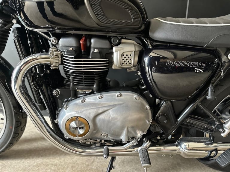 STUNNING LOW MILEAGE 2020/20 TRIUMPH BONNEVILLE T100 MOTORCYCLE
