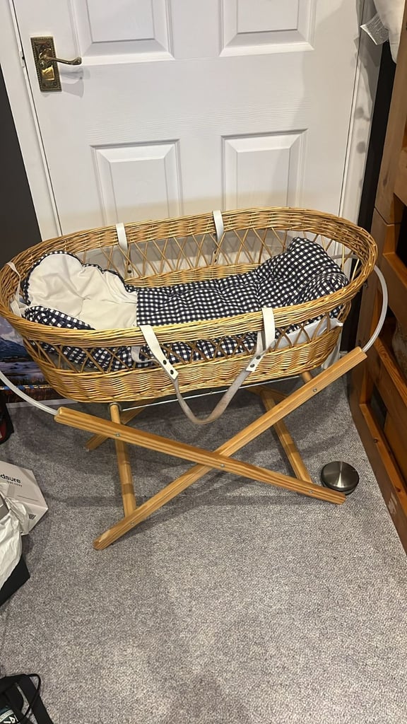 Wicker baby basket with stand