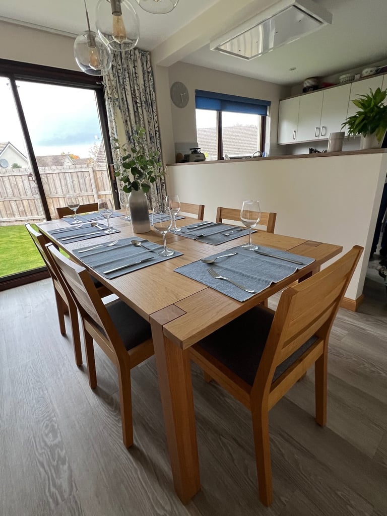 M&S SONOMA EXTENDING DINING TABLE - AS NEW - OAK 6-8 SEATER