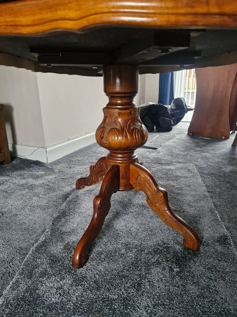 Dining table and 6 chairs 