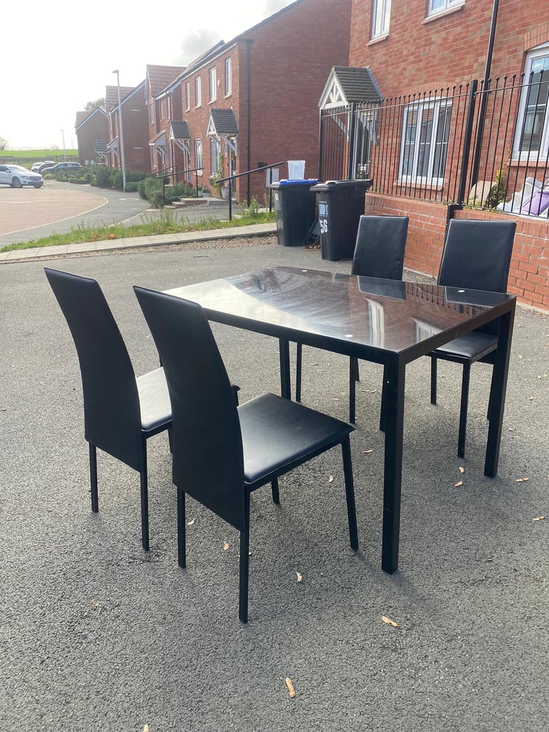 Dining table with 4x chairs for £100(we can deliver)