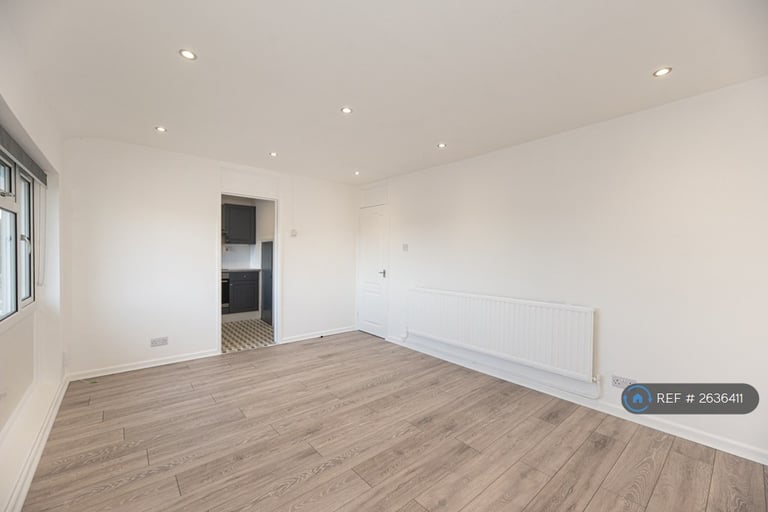 2 bedroom flat in Markhams Chase, Basildon, SS15 (2 bed) (#2636411)