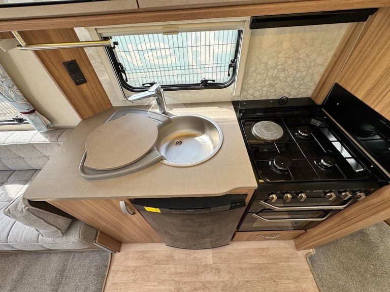 LUNAR QUASAR 462 2019 MODEL 2 BERTH REAR WASHROOM TOURING CARAVAN