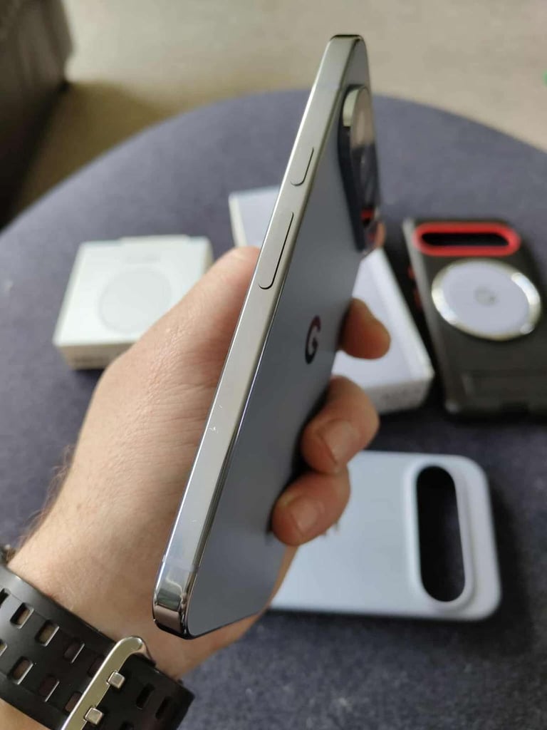 Google pixel 10 pro xl 256gb Moonstone & Pixelsnap charger & Ring stand  & Original google case 