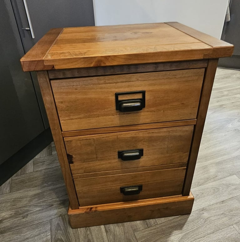 2 x bedside cabinets 