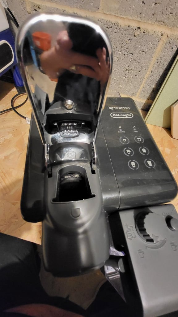 Delonghi Nespresso pod coffee machine EN560.B