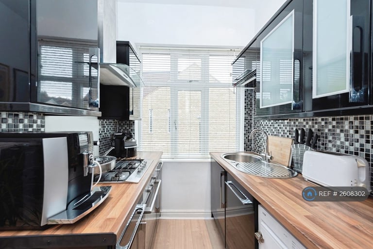 2 bedroom flat in Upper Richmond Road West, London, SW14 (2 bed) (#2608302)