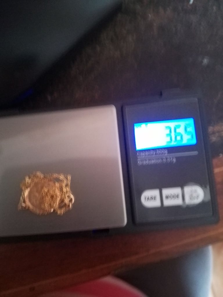 9 CT HALLMARKED GOLD ST CHRISTOPHER ON AN 18 INCH 9 CT CHAIN 