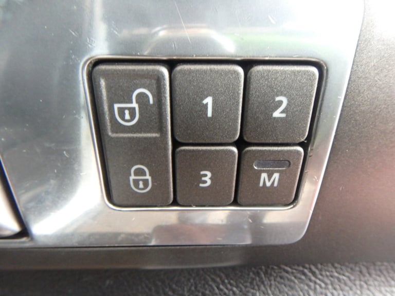 2011 Land Rover Discovery 4  5.0 V8 Petrol Automatic ... 7 Seater 4x4 Petrol Automatic