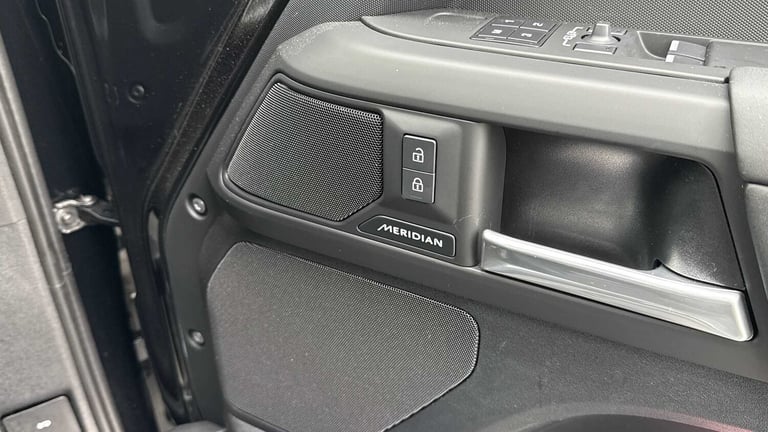 2025 Land Rover Defender 3.0 D250 X-Dynamic SE 90 3dr Auto ESTATE DIESEL Automatic