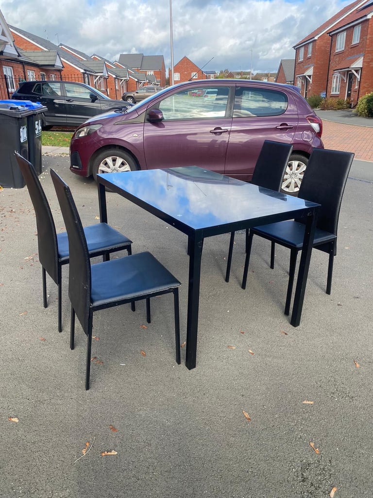 Dining table with 4x chairs for £100(we can deliver)