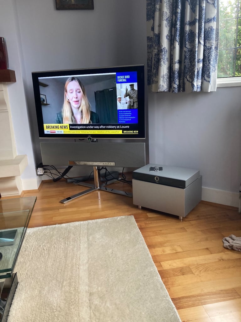 image for LOEWE INDIVIDUAL 40 TV & LOEWE SOUND PROJECTOR / LOEWE SUBWOOFER