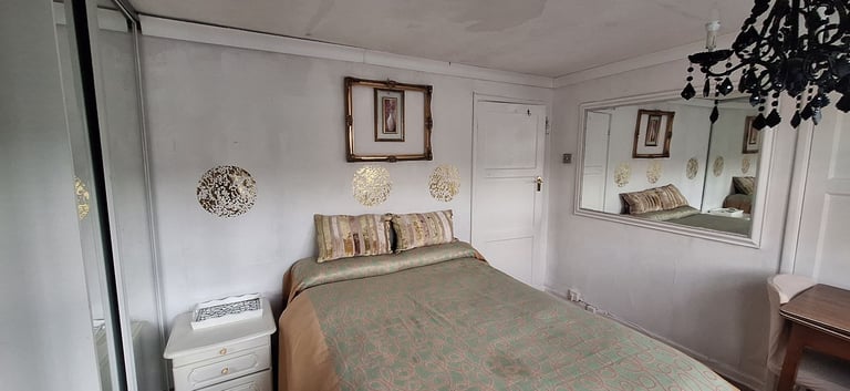 Room to let in a house 