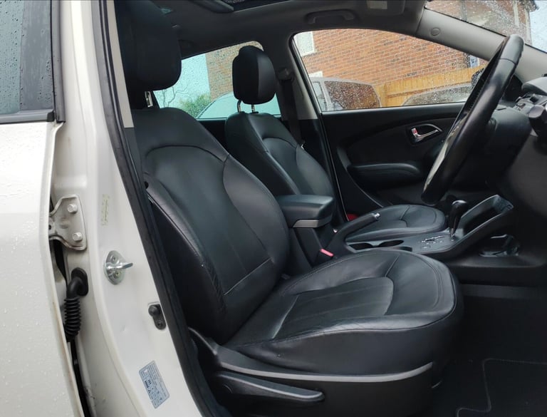 Hyundai IX35 Premium 2.0CRDI 4X4 with AUTO GEARBOX, FULL SERVICE HISTORY