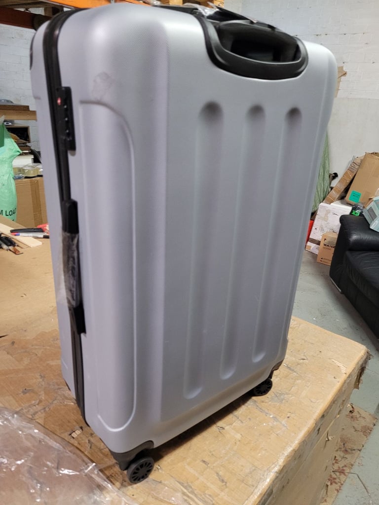 A new ( slight seconds) 3 pcs silver coloured hard shell Suitcase set 
