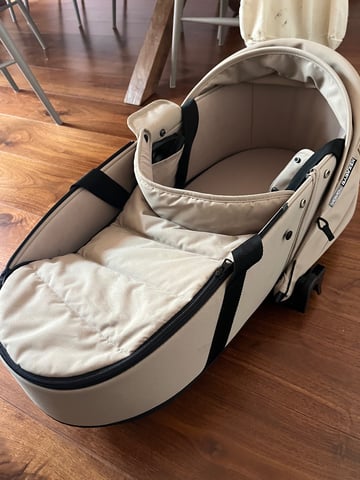 Babyzen yoyo bassinet in Kilburn, London Gumtree