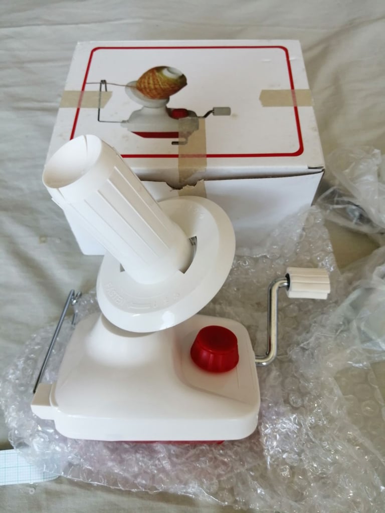 Knitting machine and accessories