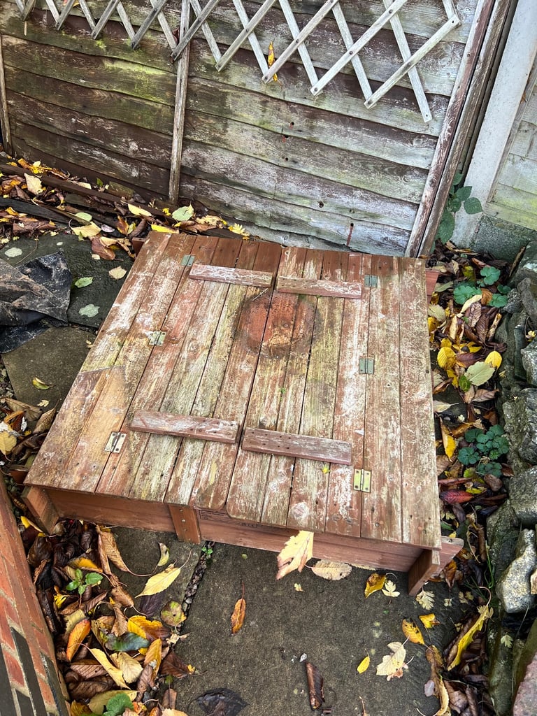 Wooden sandpit + 60 kg clean play sand (bagged)