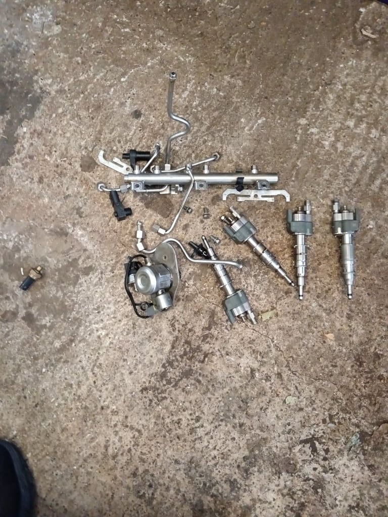 bmw 1 series 116i 2011 e87, fuel injectors and other bits