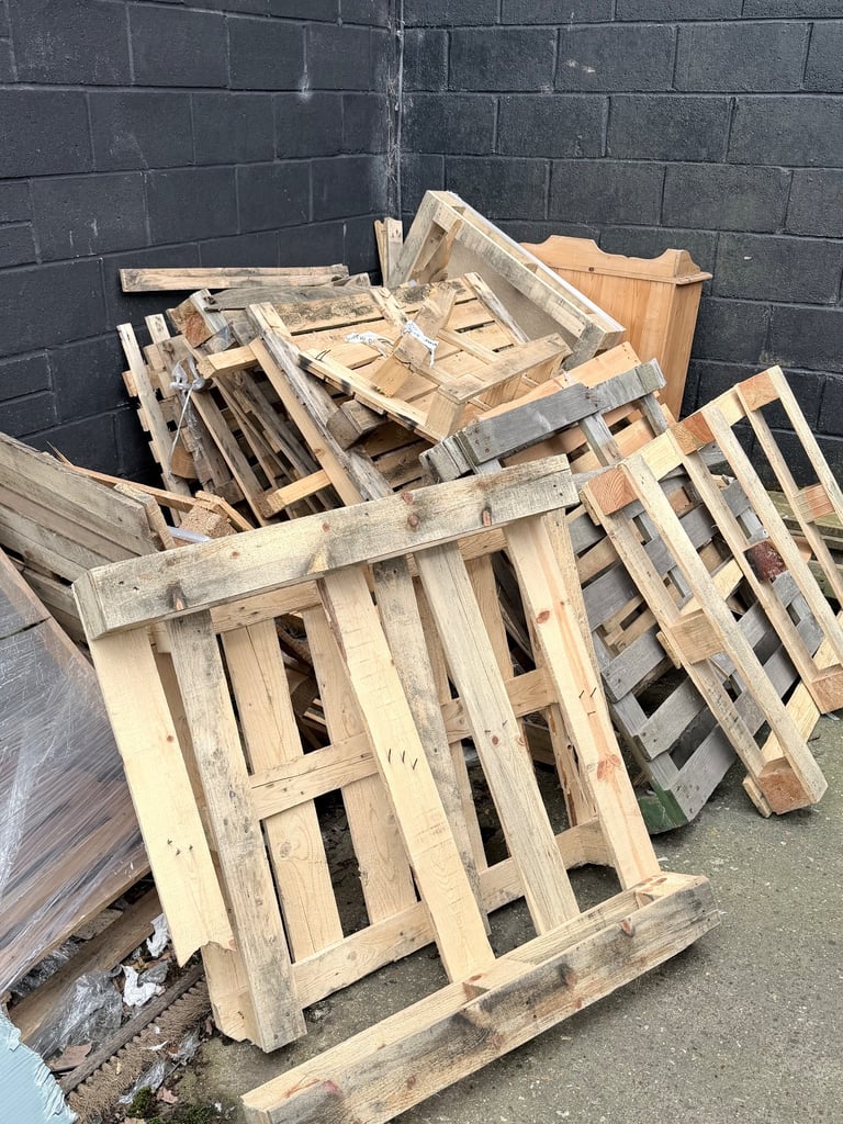 Free scrap broken pallets 