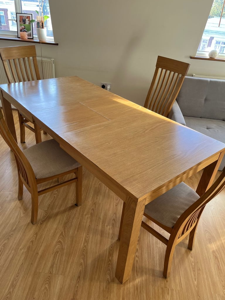 Excellent condition! Extending oak kitchen table PLUS 6 chairs