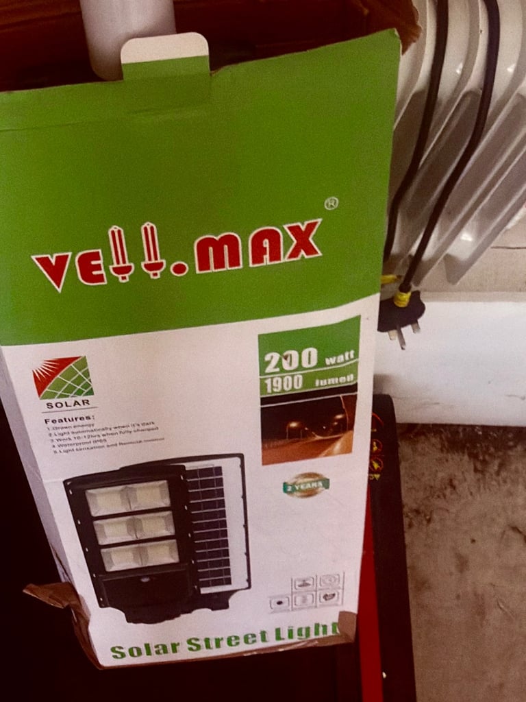 SOLAR STREET LIGHT WITH REMOTE CONTROLLER
