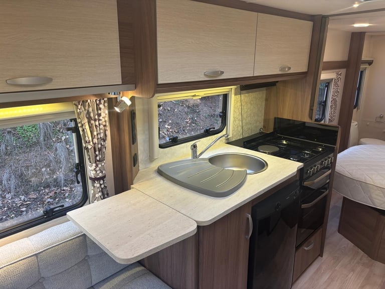 2019 VENUS 570-4, LIGHT WEIGHT FIXED BED, ONE OWNER, MOVER, ............NOW SOLD