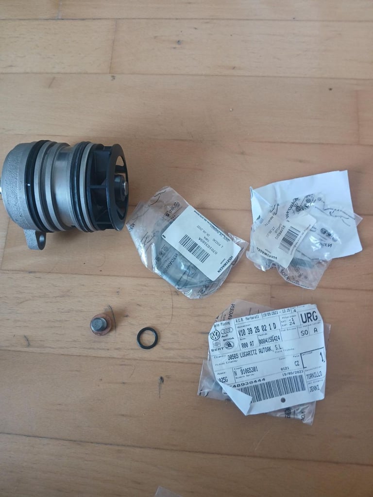 Volskwagen Waterpump 070121011D for VW Touareg, T5 transporter or Multivan 2.5 tdi