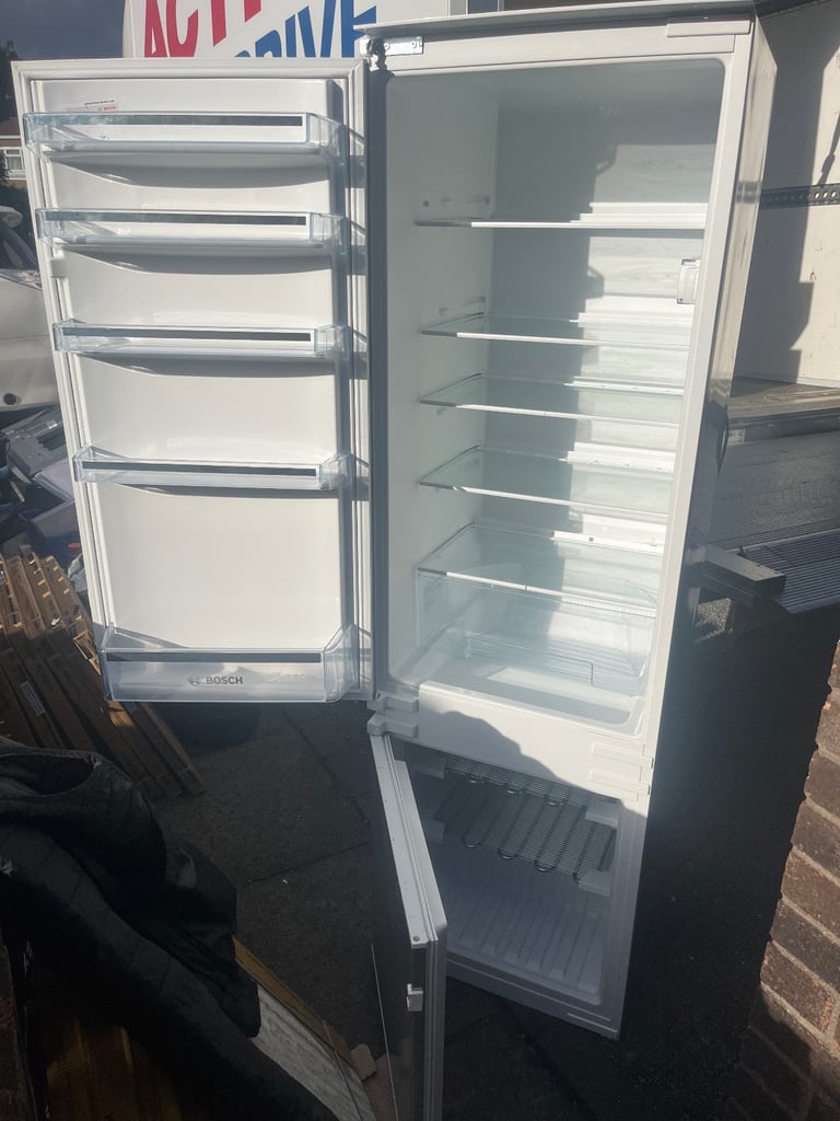 Integrated fridge freezer 