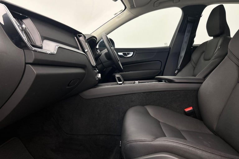 2022 Volvo XC60 Momentum, B5 AWD mild hybrid ESTATE Petrol/Electric Hybrid Automatic