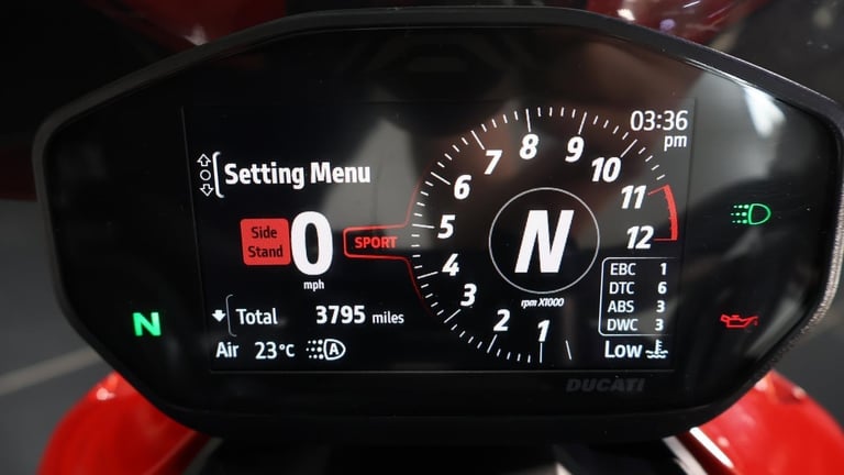 DUCATI STREETFIGHTER V2 - 2022 - 3800 MILES