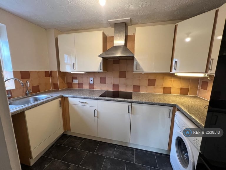 2 bedroom flat in Hurworth Avenue, Slough, SL3 (2 bed) (#2639513)