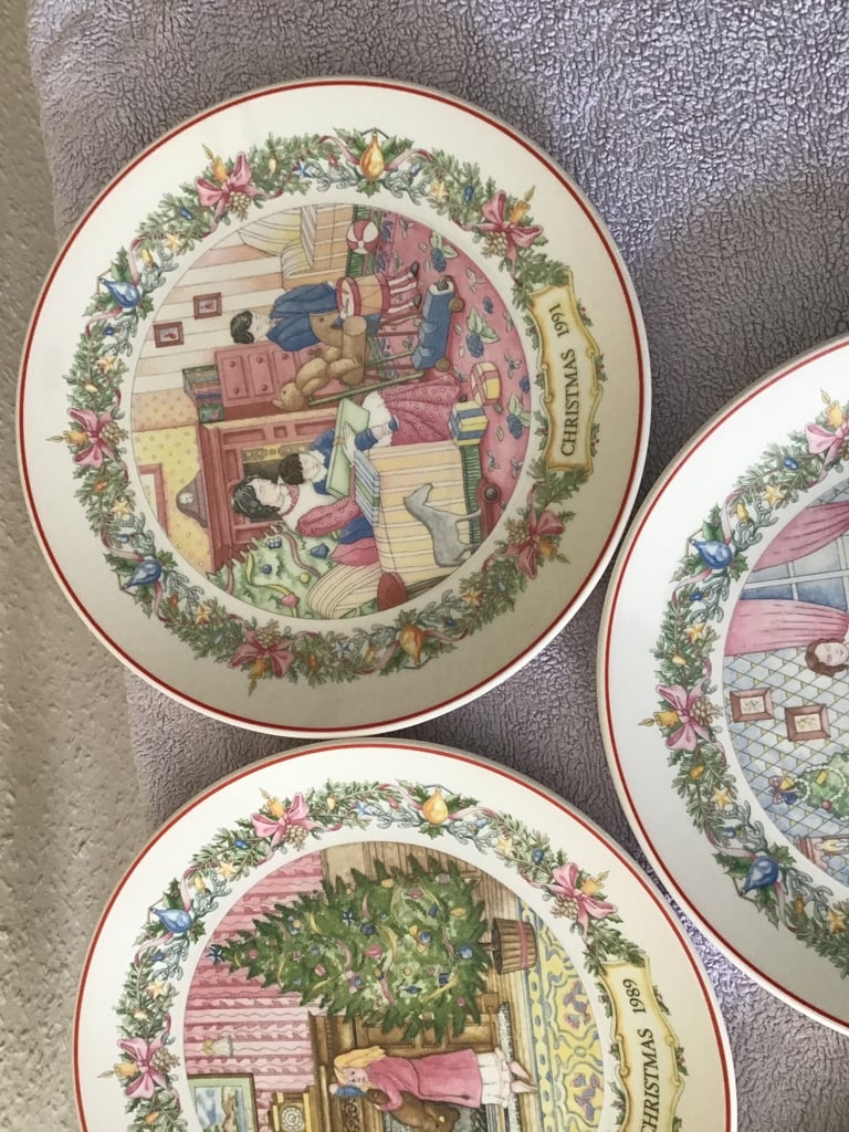 WEDGWOOD VINTAGE CHRISTMAS TRADITIONS PLATES