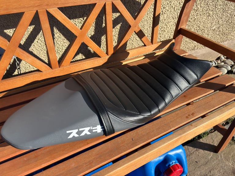 SV650 Tuck n Roll seat and Givi A3111 Screen