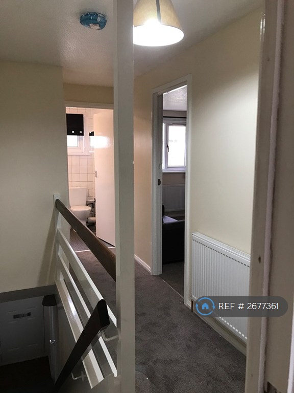 5 bedroom house in Park Barn Drive, Guildford, GU2 (5 bed) (#2677361)