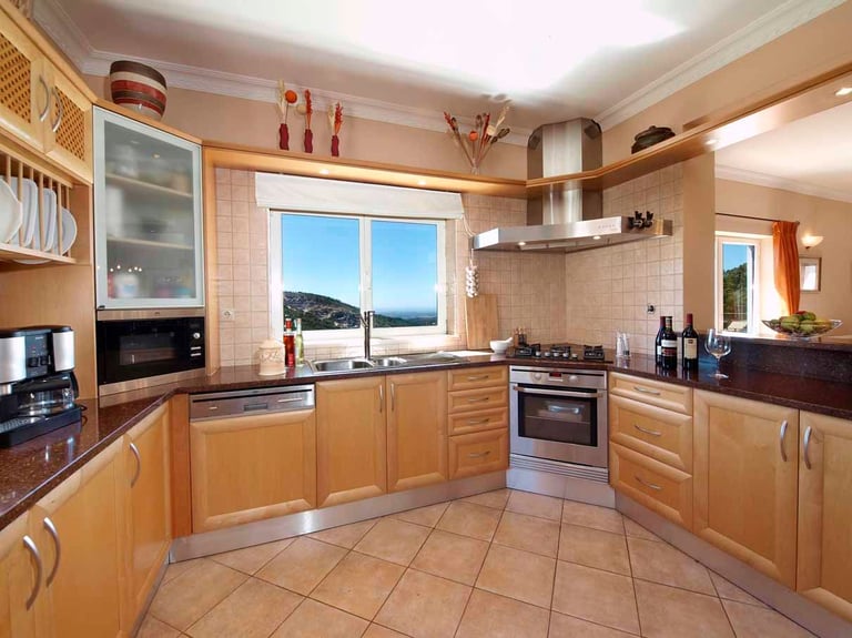 Algarve Portugal, Luxury Villa for Rent, Superb Coastal Views, Infinity Pool.