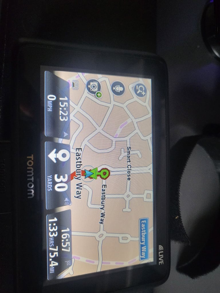 TomTom Go 1000 Live Sat Nav with accessories