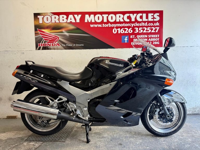 KAWASAKI ZZR1100-D6 SPORTS TOURER 1998 S REG 21877 MILES A STUNNING BIKE